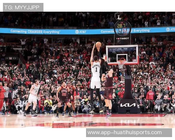 米奇称赞文班在关键时刻投进三分球球员表现至关重要